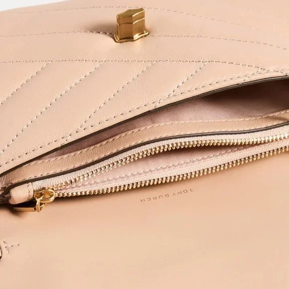 ☆☆Tory Burch☆☆ 24FW Kira Chevron Card Wallet Devon Sand Tory Burch Kira Quilted Leather Card Case in Devon Sand